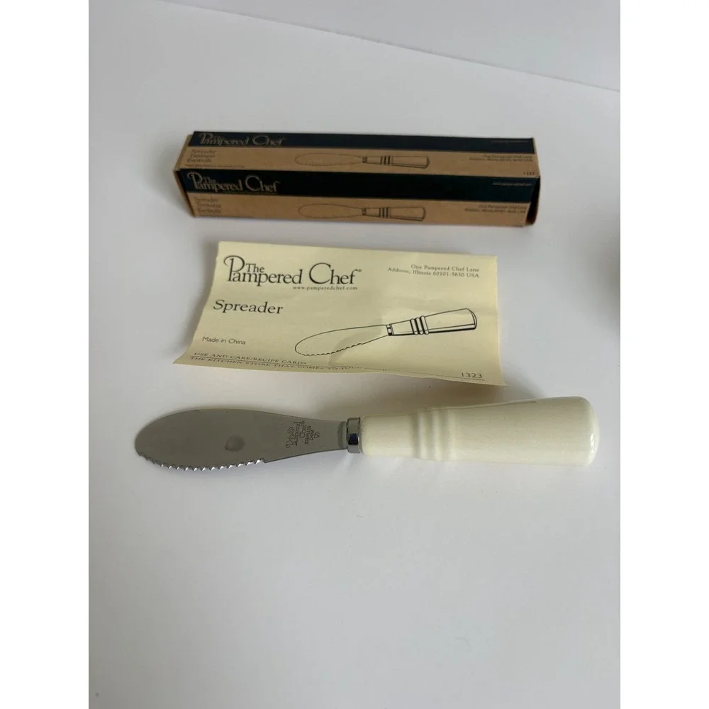 Pampered Chef NEW Spreader 1323 Stainless Steel Serrated Blade Cream‎ Handle